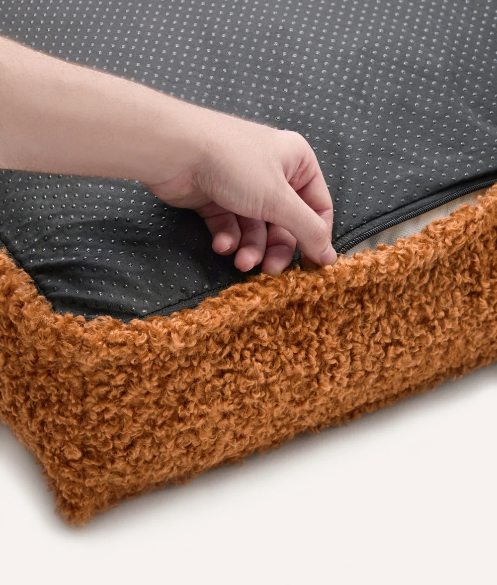 Cafide Cama De Material Reciclado Para Perro Con Tejido Estilo Borreguito Mostaza. Modelo Cuadra. - Image 4