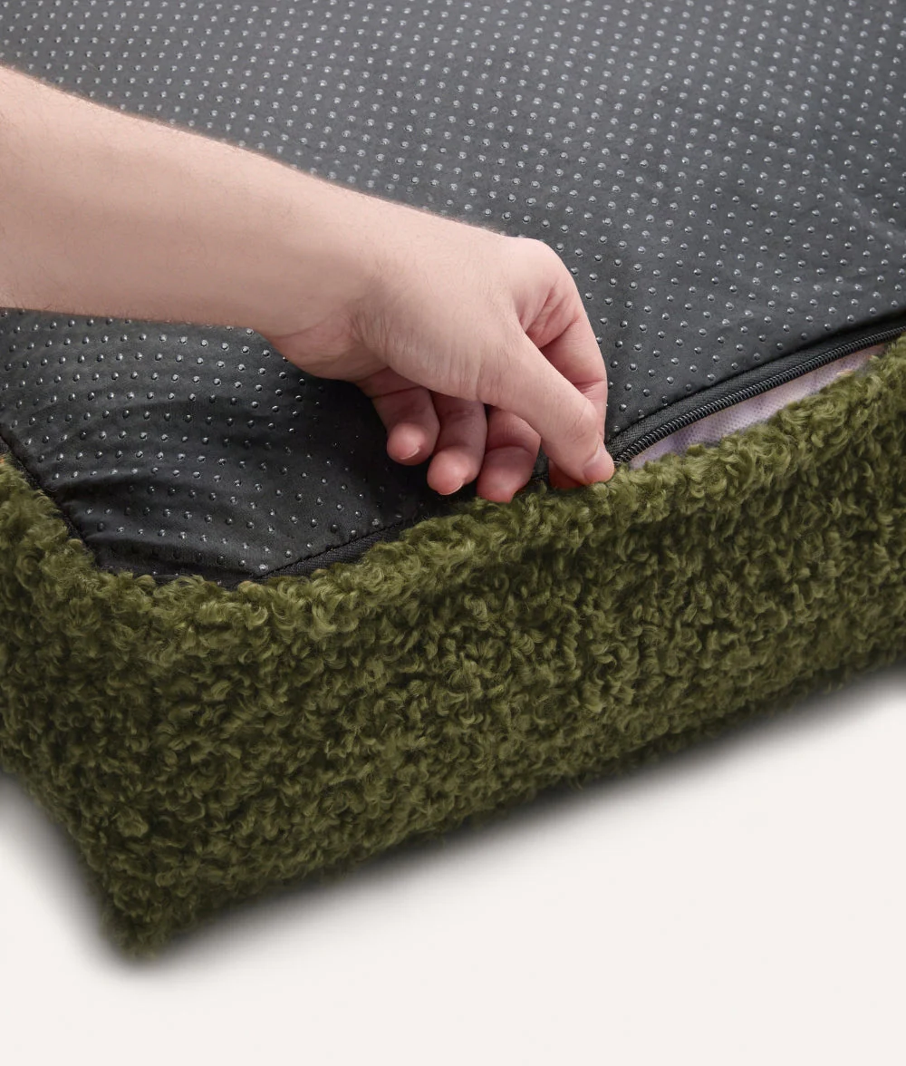 Cafide Cama De Material Reciclado Para Perro Con Tejido Estilo Borreguito Verde. Modelo Cuadra. - Image 4