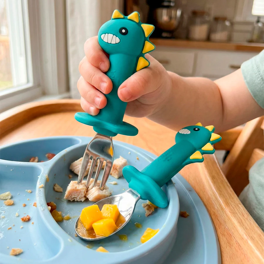 Juego De Cubiertos Ergonómicos Para Bebé Con Forma De Dinosaurio · Set 2 Piezas Althea Living Verde - Image 6