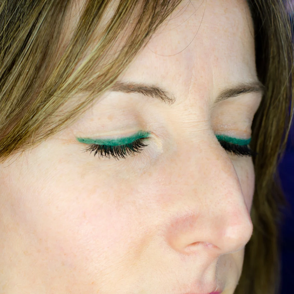 Lápiz De Ojos Verde Esmeralda Camaleon Cosmetics - Image 4