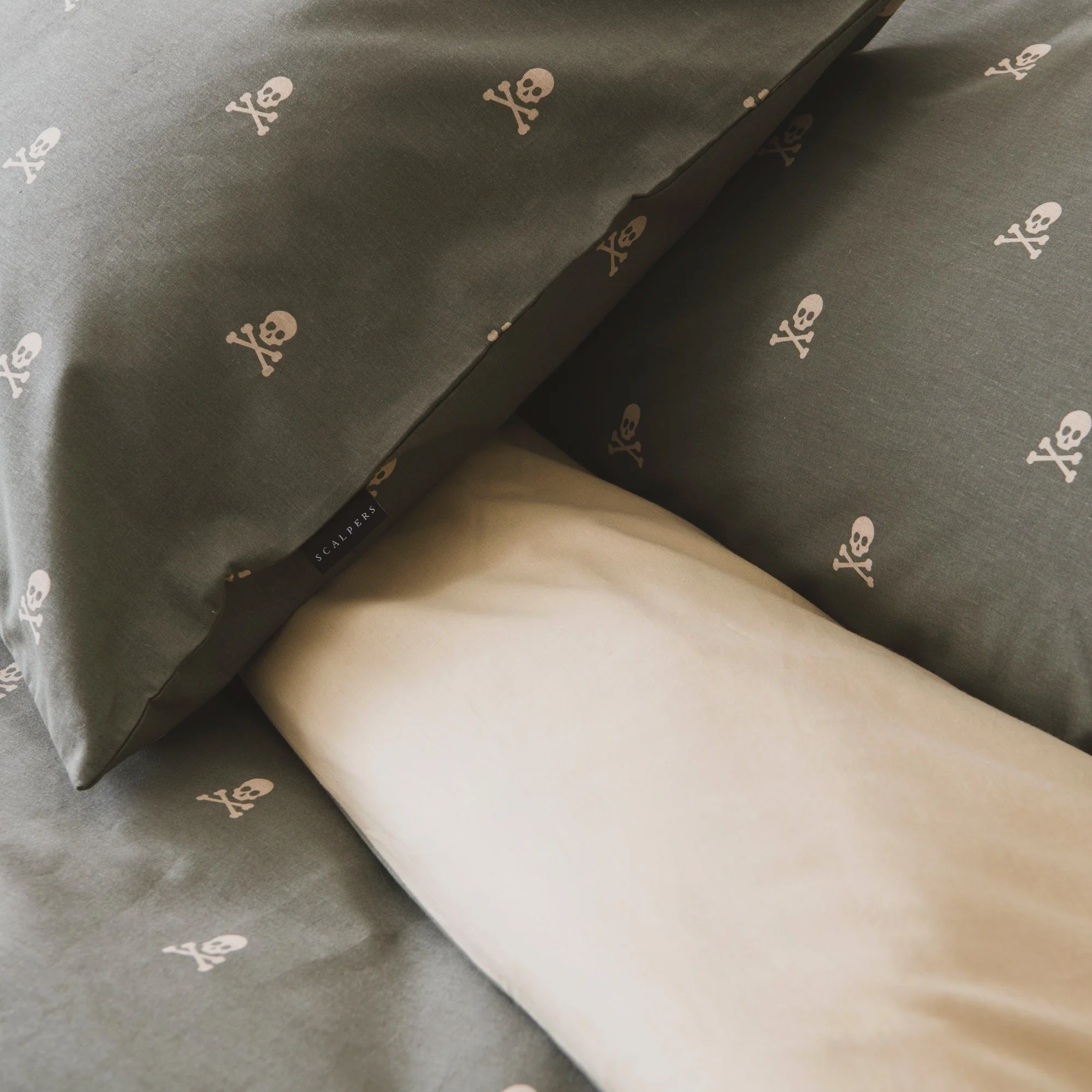 Set Cama (funda Nórdica 250x230cm + 2 Fundas Almohada 50x85cm) 100% Algodón 144tc Beige & Khakhi Calaveras Scalpers Home - Image 6